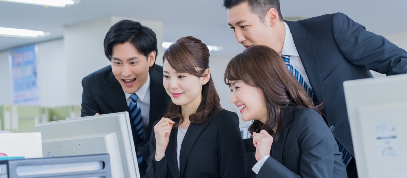 業務の成功を喜ぶ社員