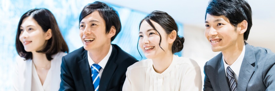 笑顔の若手社員たち