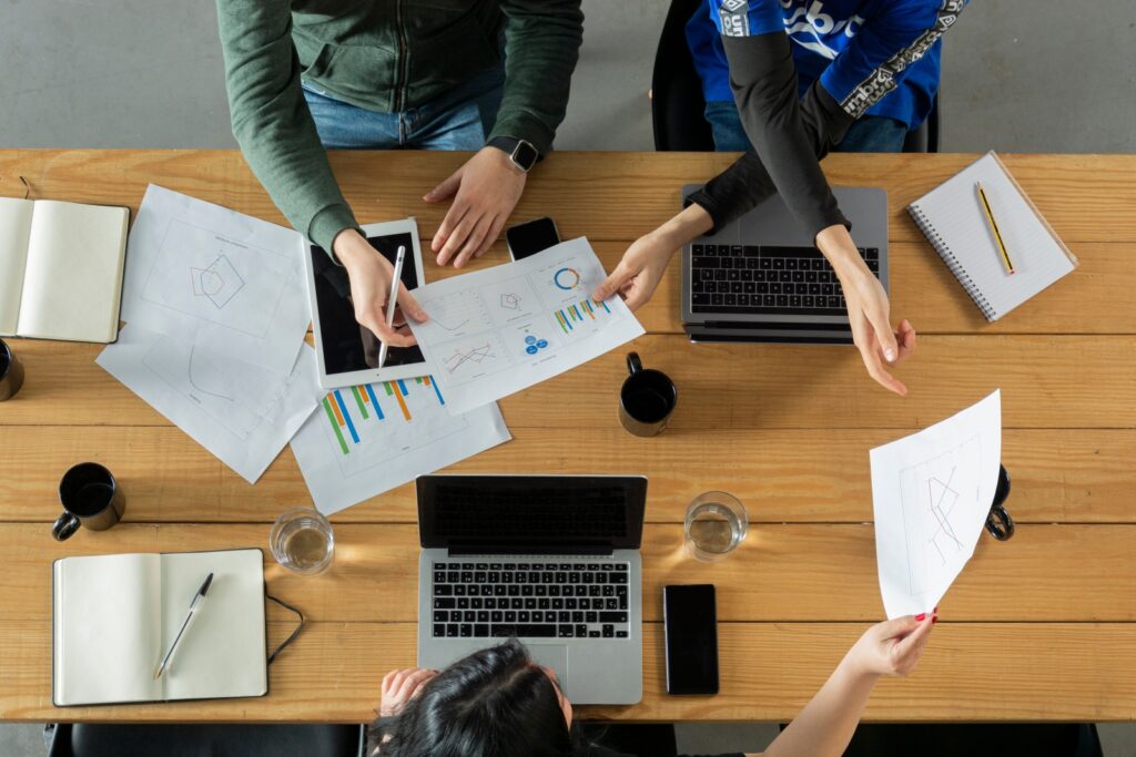 打ち合わせするスタッフ